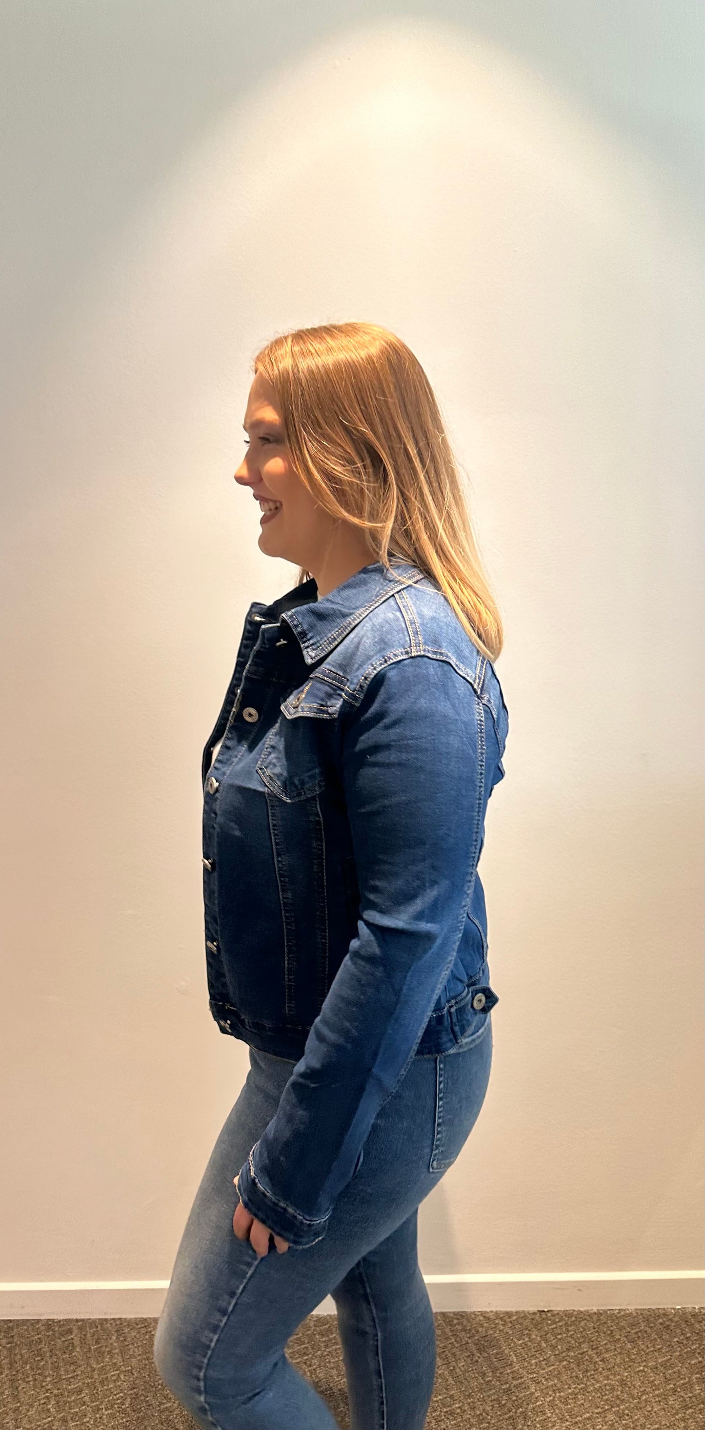 VESTE EN JEAN DÉLAVÉ POUR FEMME